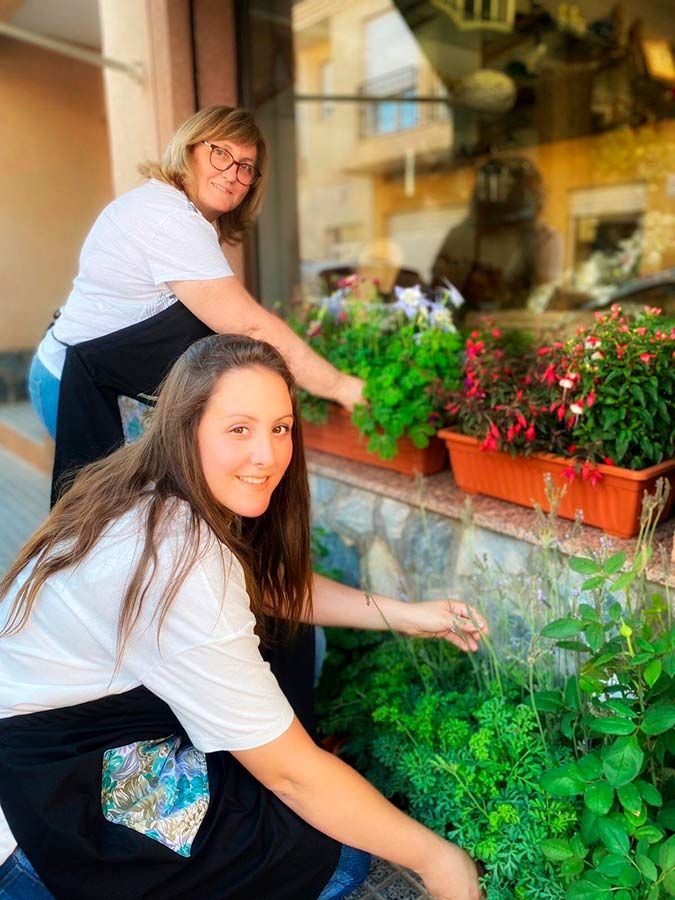 Floristería Eventos Jerén mujeres organizando plantas